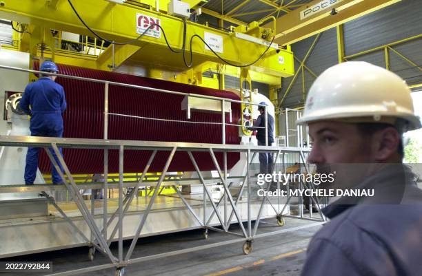 Des employés de l'établissement de la Compagnie générale des matières nucléaires s'affairent autour d'un Castor sans son enveloppe de protection, le...