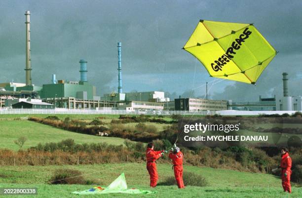 Des militants de l'association écologiste Greenpeace font voler un cerf volant doté d'une sonde de mesure le 06 novembre aux abords de l'usine de...