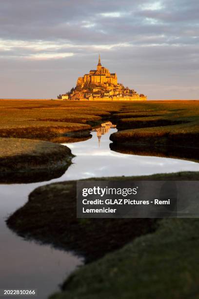 the mont saint-michel - wallfahrt stock-fotos und bilder