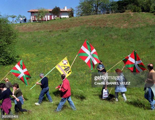 Des militants basques du mouvement nationaliste Abertzalen Batasuna sont rassemblés sur la propriété du PDG de Danone, Franck Riboud, le 28 avril...