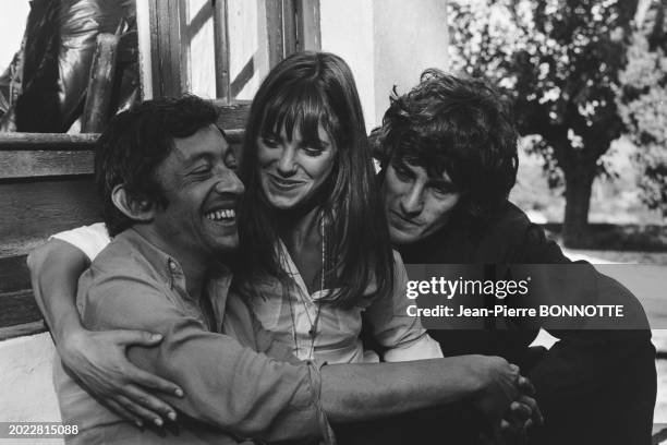 Serge Gainsbourg, Jane Birkin et Andrew Birkin à Saint-Tropez, en septembre 1968.