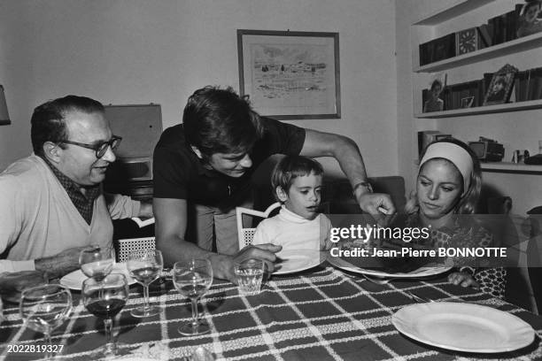 Alain et Nathalie Delon célébrant l'anniversaire de leur fils, Anthony, avec l'agent Georges Beaume, en septembre 1968.