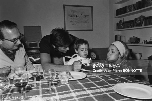 Alain et Nathalie Delon célébrant l'anniversaire de leur fils, Anthony, avec l'agent Georges Beaume, en septembre 1968.