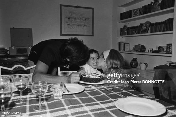 Alain et Nathalie Delon célébrant l'anniversaire de leur fils, Anthony, en septembre 1968.