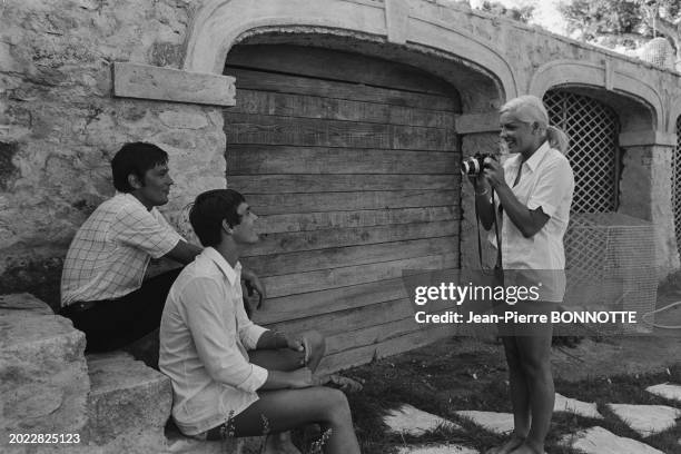 Alain Delon, Christine Caron et Alain Mosconi lors du tournage du film 'La Piscine' en aout 1968 à Saint-Tropez