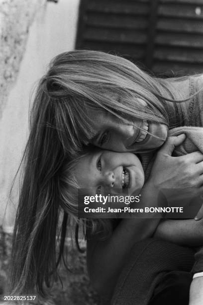 Jane Birkin et sa fille Kate à Saint-Tropez en aout 1968