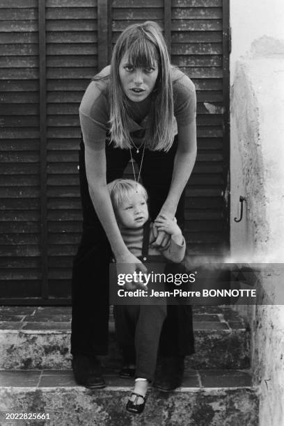 Jane Birkin et sa fille Kate à Saint-Tropez en aout 1968