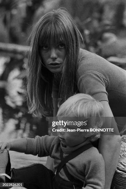 Jane Birkin et sa fille Kate à Saint-Tropez en aout 1968