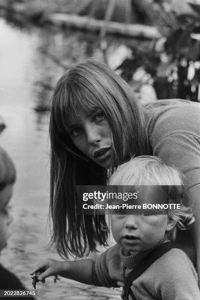 Jane Birkin et sa fille Kate à Saint-Tropez en aout 1968