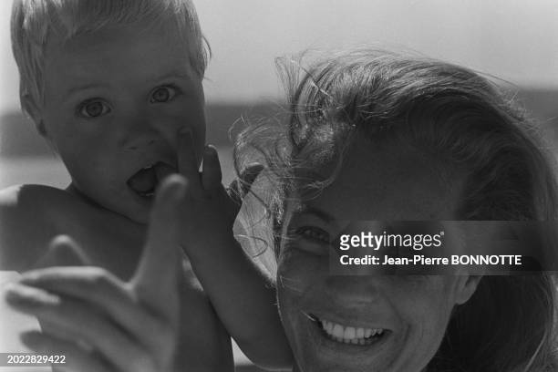 Romy Schneider et son fils David en septembre 1968 à Saint-Tropez