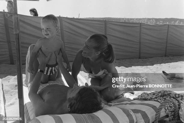 Romy Schneider avec son mari Harry Meyen et leur fils David en septembre 1968 à Saint-Tropez