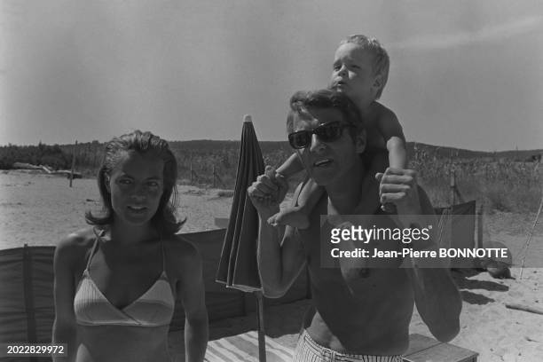 Romy Schneider avec son mari Harry Meyen et leur fils David en septembre 1968 à Saint-Tropez