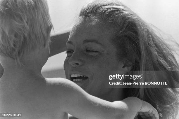 Romy Schneider et son fils David en septembre 1968 à Saint-Tropez