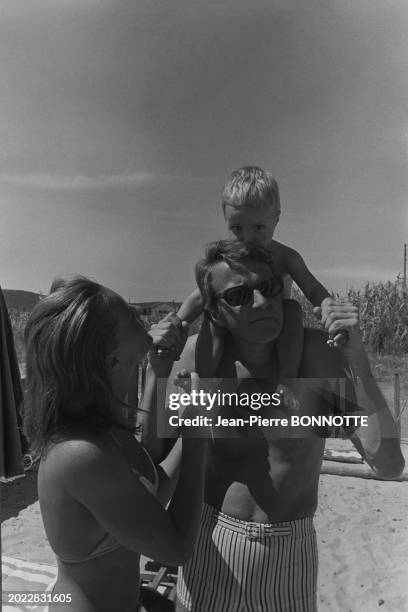 Romy Schneider avec son mari Harry Meyen et leur fils David en septembre 1968 à Saint-Tropez