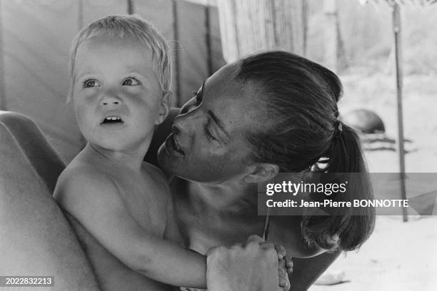 Romy Schneider et son fils David en septembre 1968 à Saint-Tropez