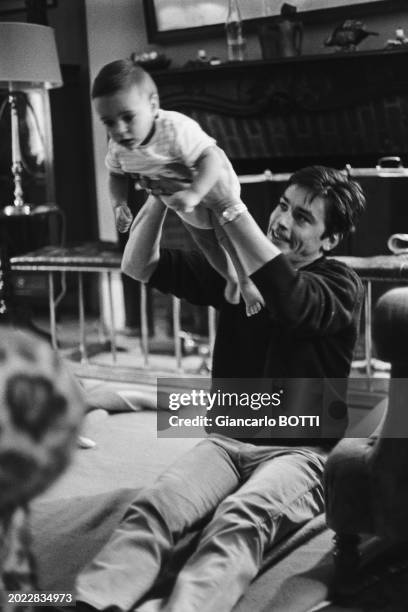 Alain Delon avec son fils dans la maison de campagne de l'acteur en 1965