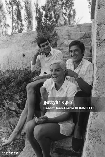 Alain Delon, Christine Caron et Alain Mosconi lors du tournage du film 'La Piscine' en aout 1968 à Saint-Tropez