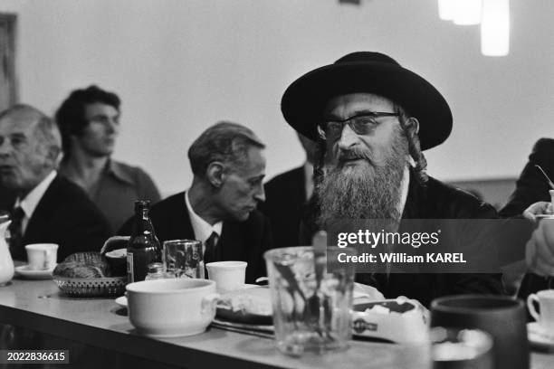 Acteur déguisé en rabbin sur le tournage de son film 'Les Aventures de Rabbi Jacob' en juin 1973 à Paris