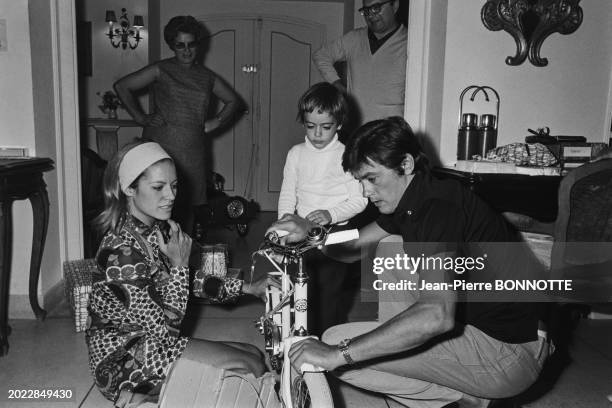 Alain et Nathalie Delon célébrant l'anniversaire de leur fils, Anthony, en septembre 1968.