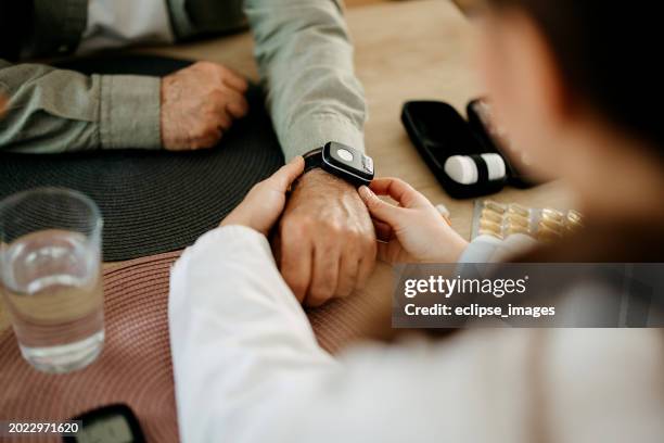smartwatch per la vita assistita. - computer indossabile foto e immagini stock