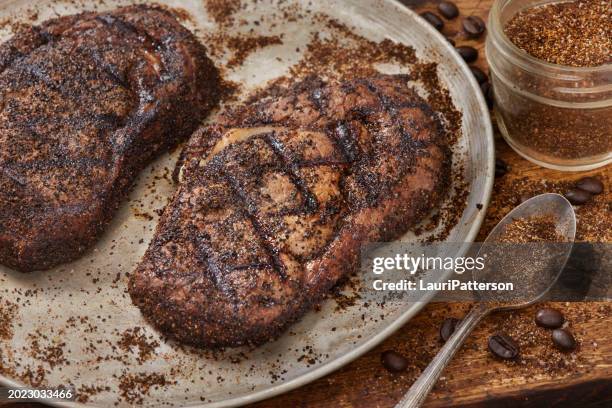 kaffee trocken geriebene rib eye steaks ohne knochen - rib eye steak stock-fotos und bilder