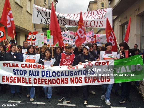 Un millier de personnes défilent à Cahors, lors du traditionnel défilé du 1er mai qui s'est tranformé en démonstration de soutien aux 314 salariés de...