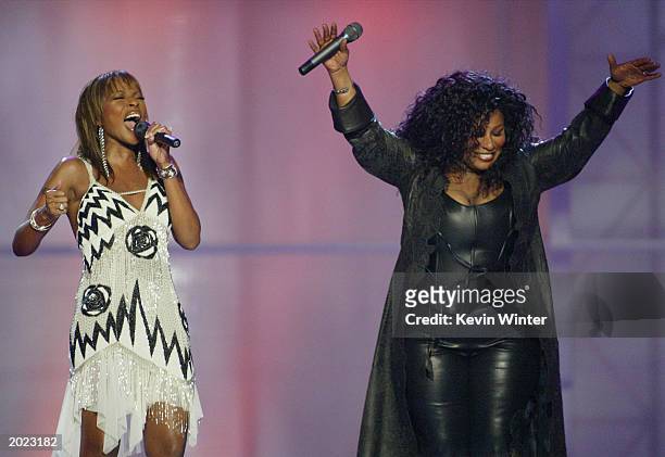 Singers Mary J. Blige and Chaka Khan perform at the VH1 Divas Duets, a concert to benefit the VH1 Save the Music Foundation held at the MGM Grand...