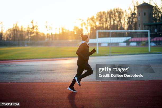 preparation for training at the stadium. - starting block photos et images de collection