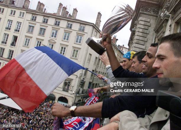 Le capitaine de l'0lympique Lyonnais, le Brésilien Sonny Anderson , accompagné par le milieu de terrain Pierre Laigle , l'entraîneur Jacques Santini...