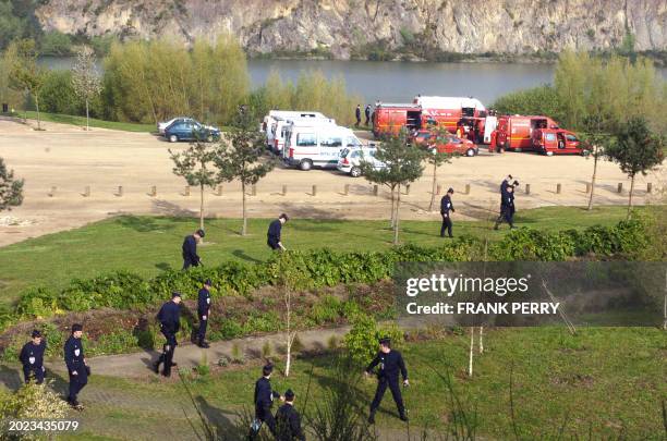 Des policiers et des plongeurs fouillent un plan d'eau et ses environs situé à environ deux kilomètres de la zone commerciale Atlantis de...