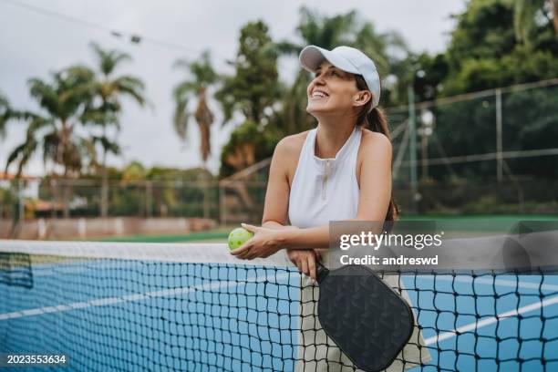 ritratto atleta pickleball donna - country club foto e immagini stock