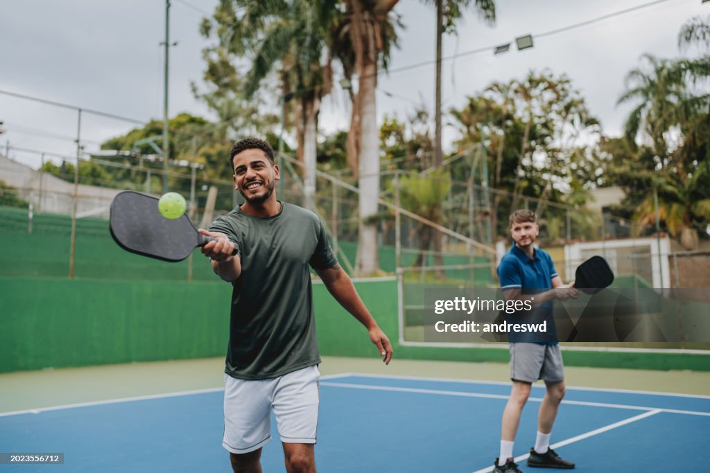 Duo-Freunde spielen Pickleball