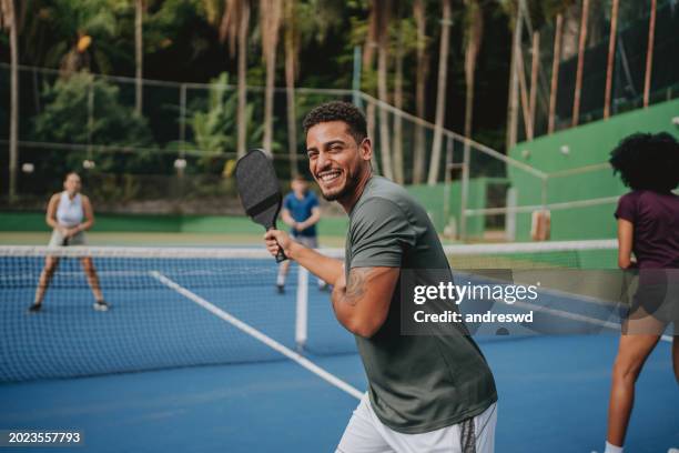 leute, die pickleball spielen - freizeit sport und spiel stock-fotos und bilder