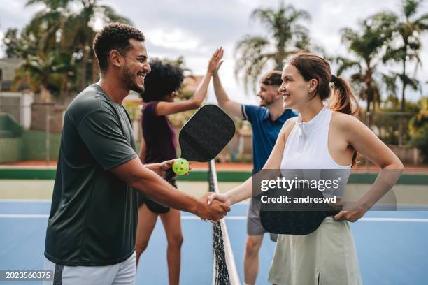 people playing pickleball - finale wedstrijd stockfoto's en -beelden