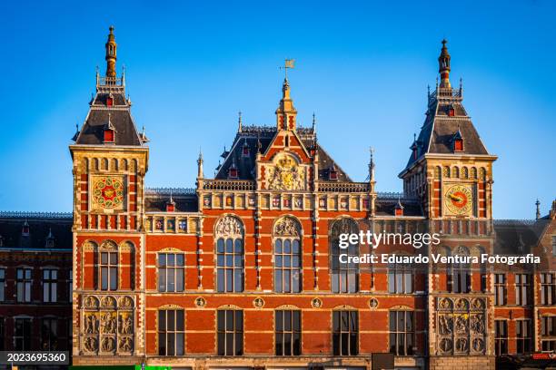 centraal station at sunrise in amsterdam, netherlands. - amsterdam sunrise stock pictures, royalty-free photos & images