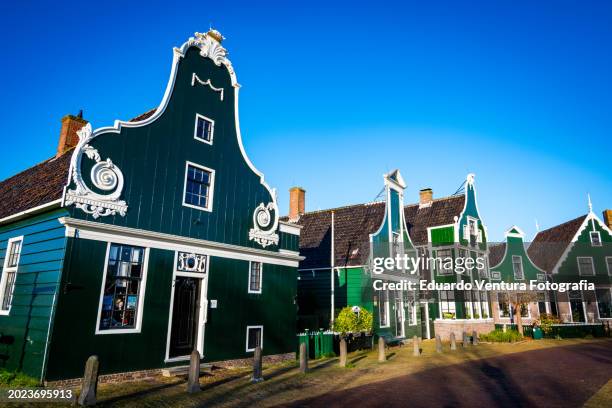 historical buildings in zaanse schans, zaanstad, netherlands - zaanse schans stockfoto's en -beelden