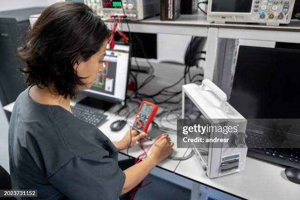 manutentore che ripara apparecchiature mediche - apparecchiatura medica foto e immagini stock