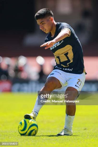 Piero Quispe of Pumas controls the ball during the 6th round match between Pumas UNAM and Puebla as part of the Torneo Clausura 2024 Liga MX at...