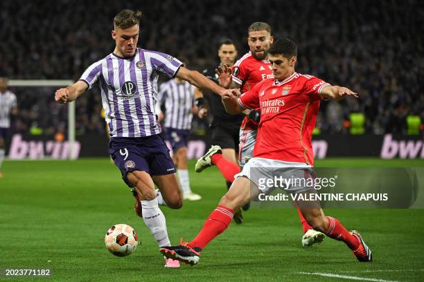 Toulouse's Dutch forward Thijs Dallinga fights for the ball with Benfica's Portuguese defender Antonio Silva during the UEFA Europa League knockout...