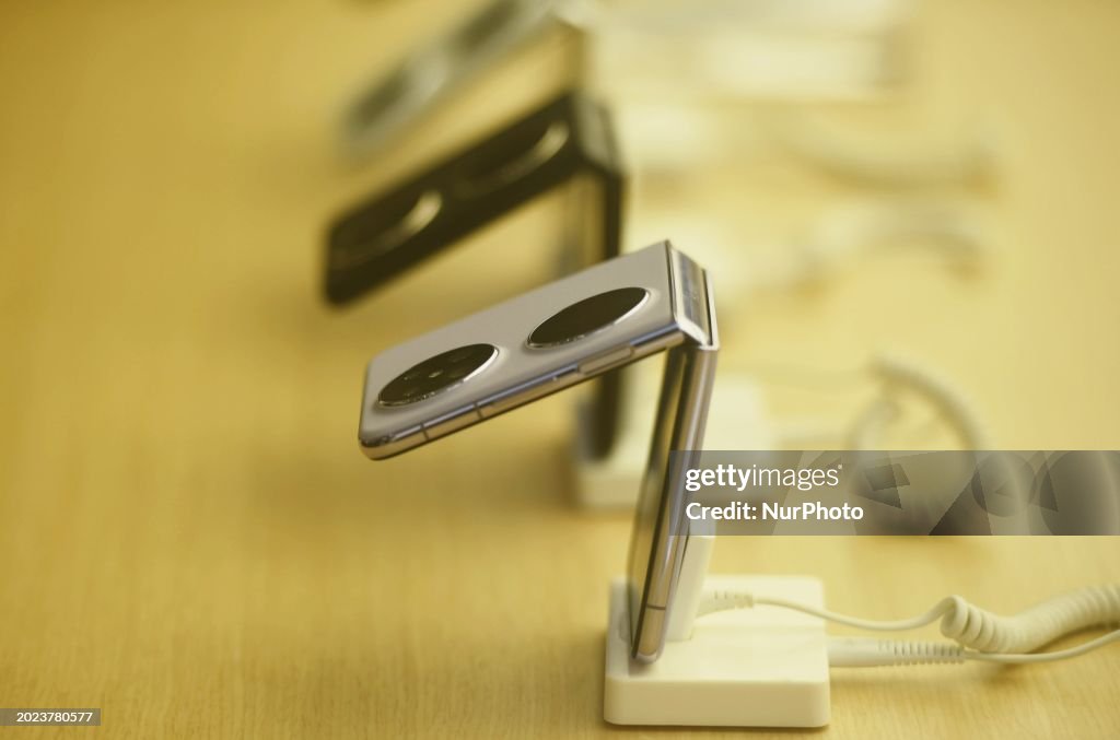 Huawei Releases Folding Screen Phone Pocket2