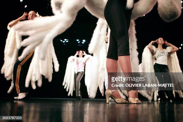 Des danseuses répètent le 18 Octobre 2006 sur la scène du Lido à Paris. Le "plus célèbre cabaret du monde", qui fête ses 60 ans jusqu'en juillet...