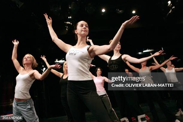 Des danseuses répètent, le 18 Octobre 2006 sur la scène du Lido sur les Champs-Elysées à Paris. Le "plus célèbre cabaret du monde", qui fête ses 60...