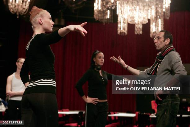 La danseuse Aurore Tomé et d'autres "Bluebell girls" répètent avec le directeur artistique Pierre Rambert, le 18 Octobre 2006 sur la scène du Lido...