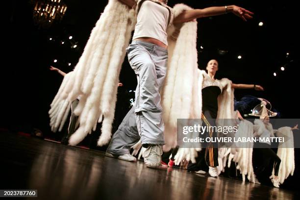 Des danseuses répètent, le 18 Octobre 2006 sur la scène du Lido sur les Champs-Elysées à Paris. Le "plus célèbre cabaret du monde", qui fête ses 60...