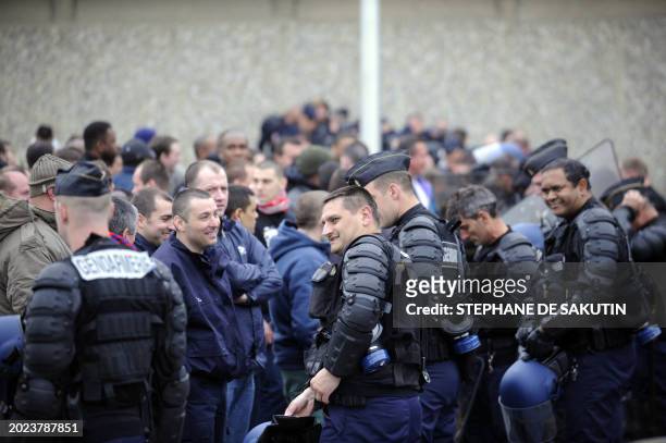 French anti-riot police speak with prison guards blocking the entrance of the Fleury-Merogis prison on May 5, 2009 on the second day of protests...