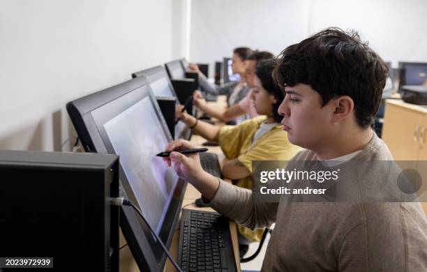 estudiantes de diseño gráfico en una clase de edición fotográfica - multimedia fotografías e imágenes de stock