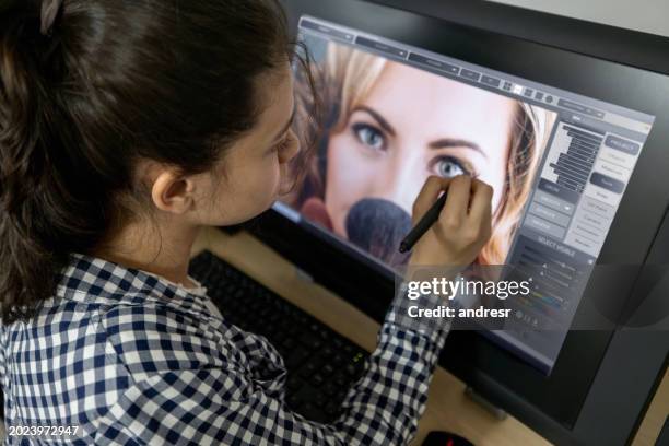 college student retouching a photo in an editing class - photoshop photos et images de collection
