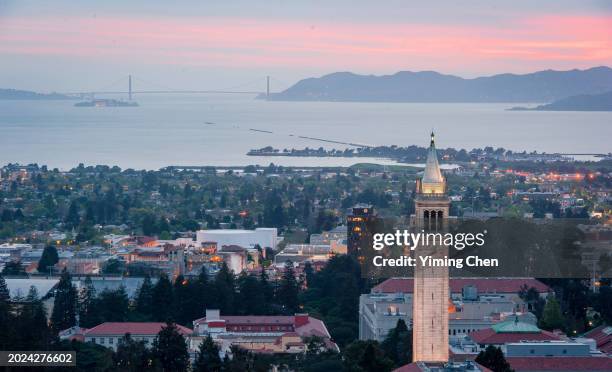 skyline of berkeley in dusk - université de californie photos et images de collection