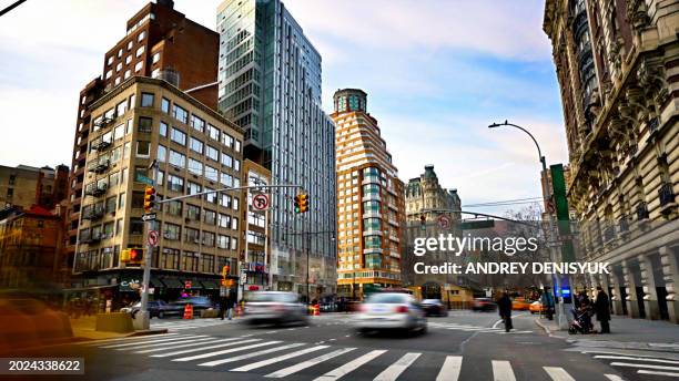 broadway. upper west side. manhattan. new york - exploded view (commuters) stock-fotos und bilder