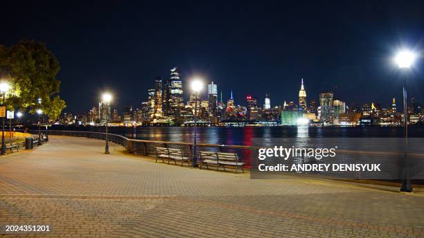 hudson river, hudson yard, midtown manhattan - hoboken stockfoto's en -beelden